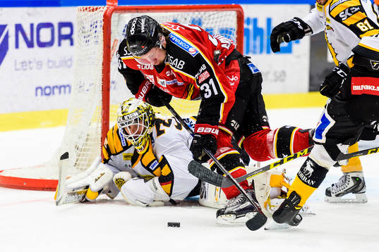 Luleås Jonathan Granström får en chans framför