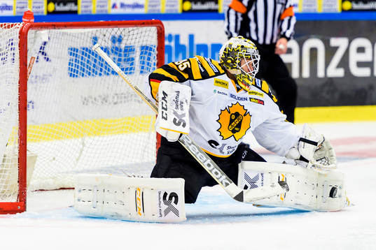 Skellefteås målvakt Markus Svensson räddar ett skott
