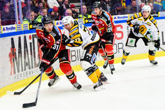 Luleås Jonathan Granström i kamp vid sargen mot