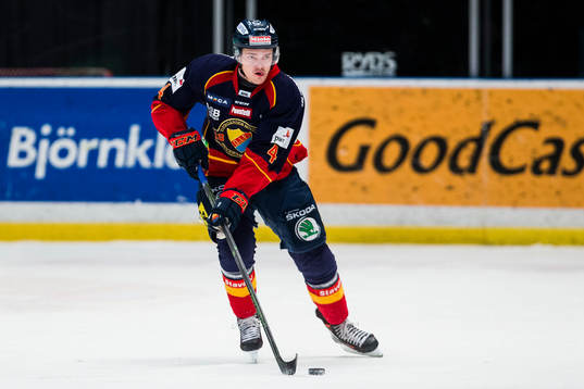 Djurgårdens Marcus Högström med pucken