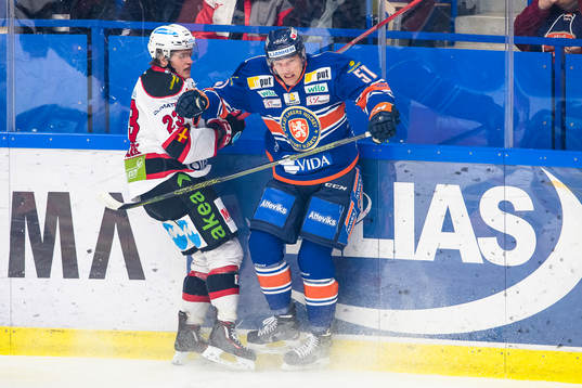 Växjös Joey Crabb tacklar Malmö Redhawks Christoffer