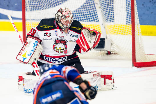 Malmö Redhawks målvakt Oscar Alsenfelt plockar ett skott