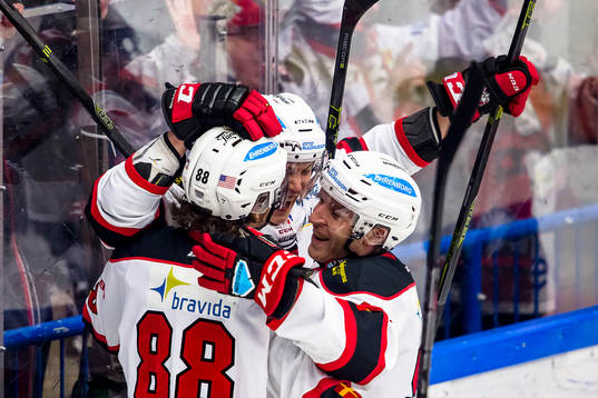 Malmö Redhawks Fredrik Händemark jublar