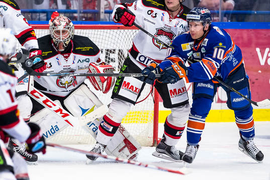 Växjös Richard Gynge oroar framför Malmö Redhawks