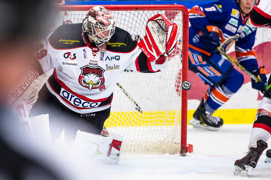 Malmö Redhawks målvakt Oscar Alsenfelt tappar pucken
