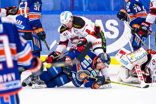 Växjös Josh Hennessy faller