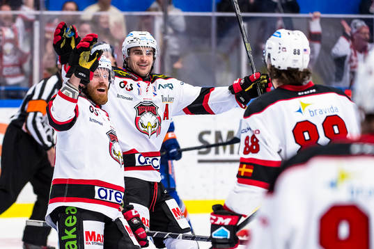 Malmö Redhawks Jens Olsson och Nils Andersson jublar