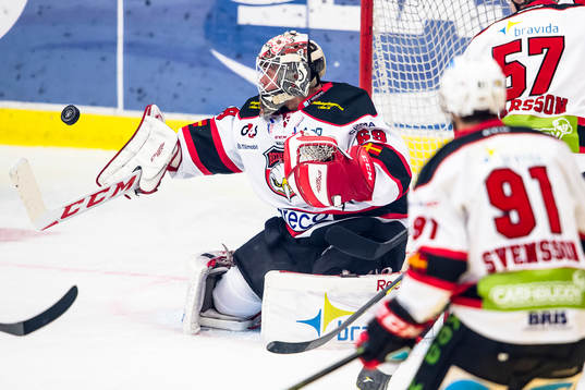 Malmö Redhawks målvakt Oscar Alsenfelt stöter bort pucken