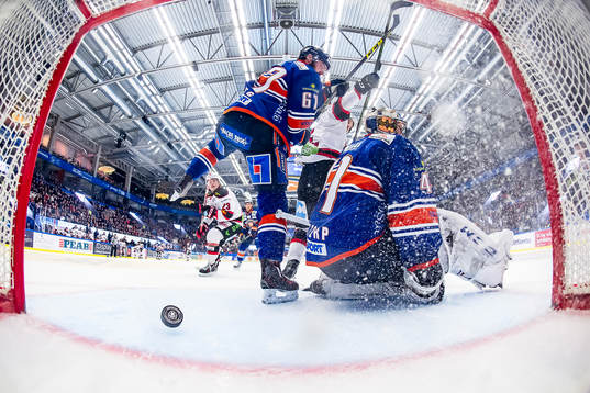 Malmö Redhawks Christoffer Forsberg gör mål 1-3 bakom