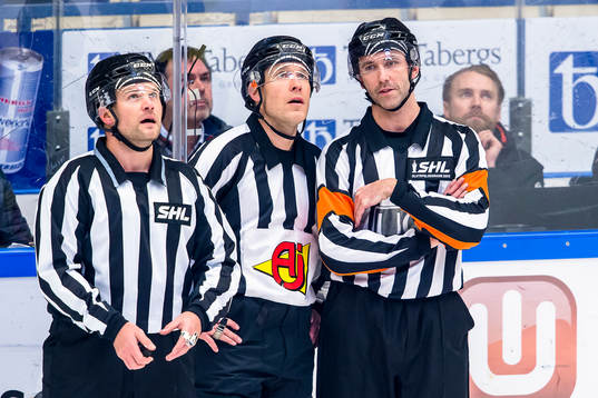 Domare Tobias Björk och Linus Öhlund med linjeman Ludvig