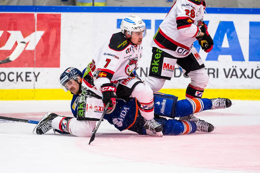Växjös Erik Josefsson faller