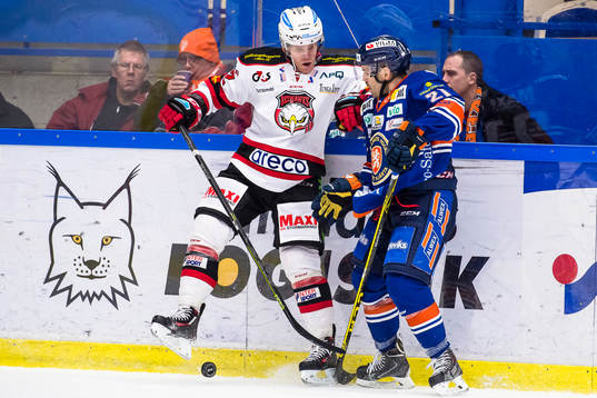 Malmö Redhawks Jeremias Augustin tacklar Växjös Cory