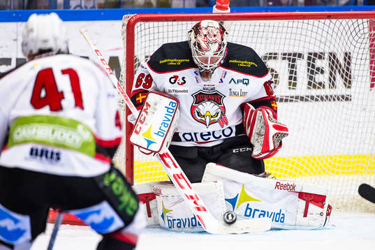 Malmö Redhawks målvakt Oscar Alsenfelt stoppar pucken