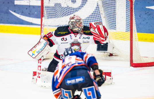 Malmö Redhawks målvakt Oscar Alsenfelt plockar ett skott