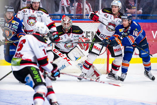 Växjös Richard Gynge oroar framför Malmö Redhawks