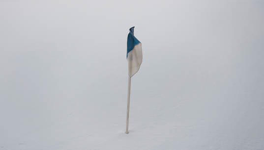 En hörnflagga är det enda som syns