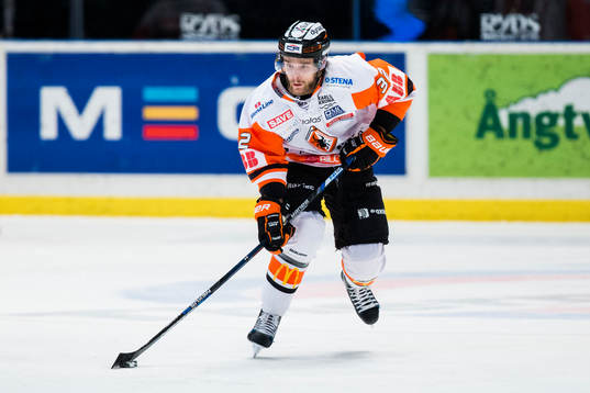 Karlskronas Anton Grundel med pucken