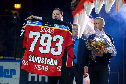Roger Åkerström håller upp Jan Sandströms matchtröja
