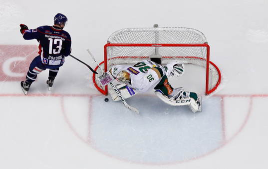 Linköpings Andrew Gordon sparkar in pucken förbu