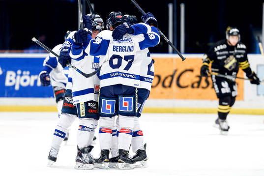 Karlskogas Victor Berglind jublar med lagkamraterna
