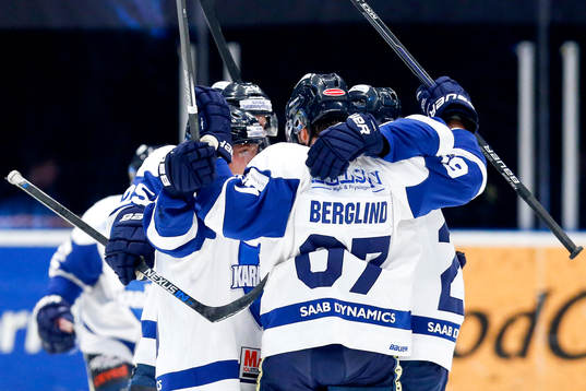 Karlskogas Victor Berglind jublar med lagkamraterna
