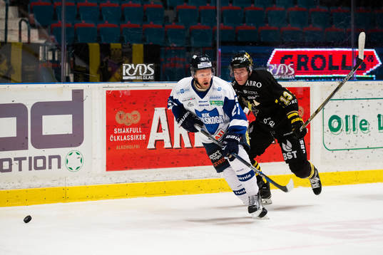 s Marcus Jonsson jagar pucken