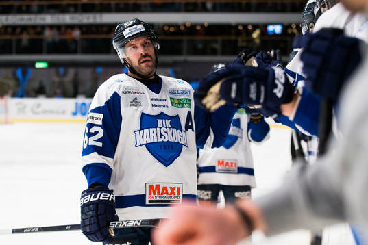 Karlskogas Daniel Wessner gratuleras av sina lagkamrater