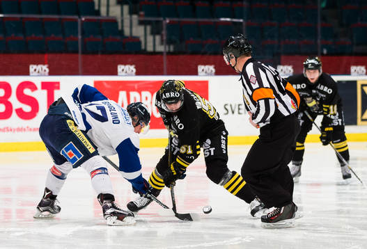Domare Daniel Winge släpper pucken när Karlskogas