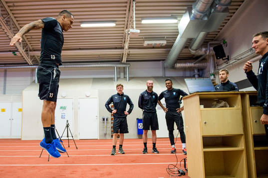 Victor Yoshimar Yotun Flores hoppar när Malmö FFs spelare
