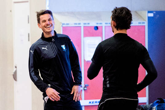 Markus Rosenberg skrattar när Malmö FFs spelare fystestas