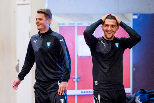 Markus Rosenberg och Agon Mehmeti skrattar när Malmö FFs