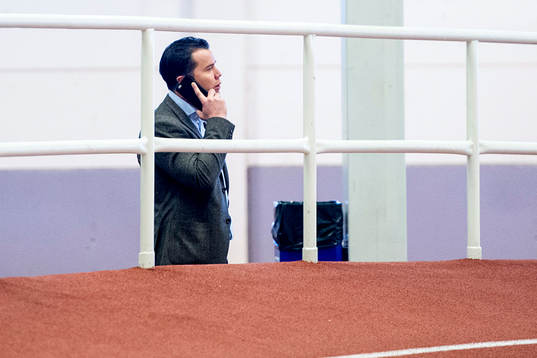Sportchef Daniel Andersson pratar i telefon när Malmö FFs
