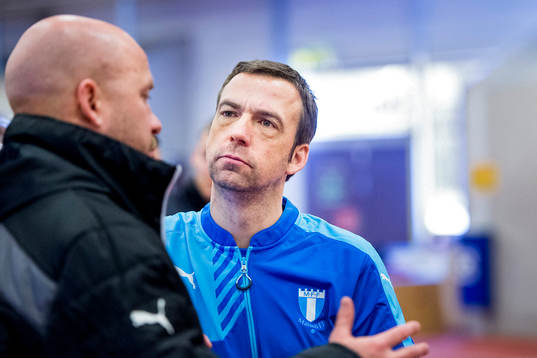 Tränare Allan Kuhn i samtal med assisterande tränare Olof