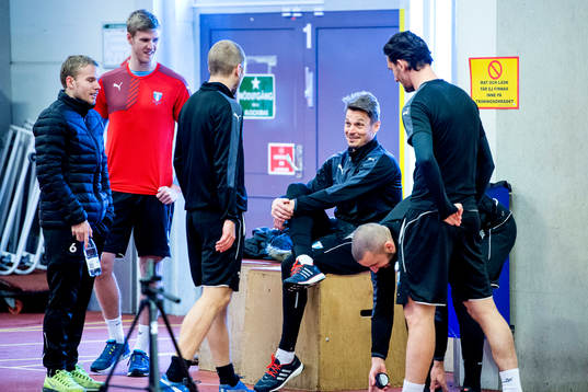 Spelarna samlas när Malmö FFs spelare fystestas