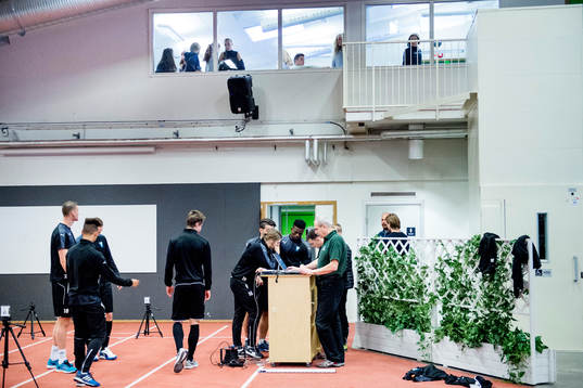 En skolklass tittar ner när Malmö FFs spelare fystestas