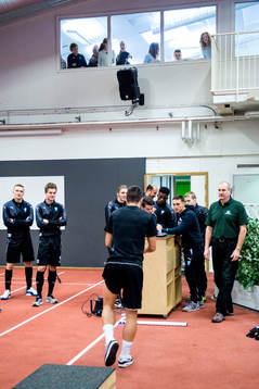 Spelarna och en skolklass tittar på när Vladimir Rodic