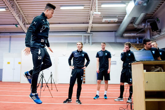 Malmö FFs Tobias Sana hoppar när Malmö FFs spelare