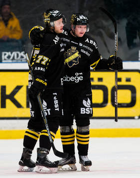 s Jacob Spångberg gratuleras av AIK:s Jonathan Léman