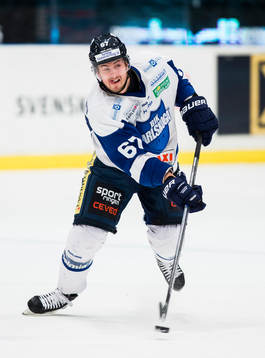 Karlskogas Victor Berglind med pucken