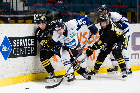 s Jesper Frödén i kamp om pucken med Karlskogas Victor