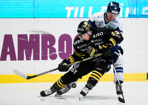 s Marcus Jonsson i kamp om pucken med Karlskogas Mikael