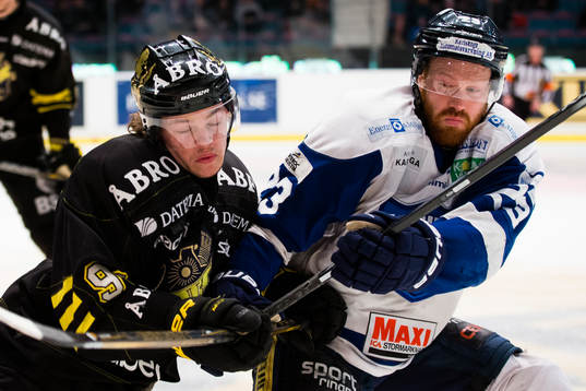 s Malte Strömwall i en närkamp med Karlskogas Fredrik