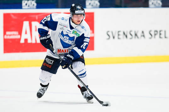 Karlskogas Marcus Nilsson med pucken