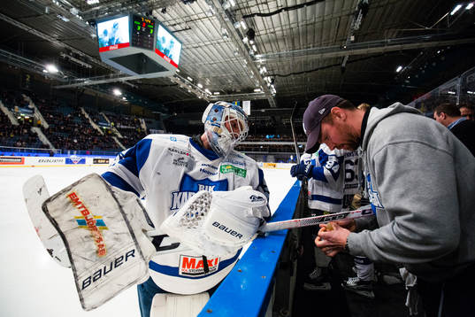 Karlskogas målvakt Joel Gistedt får sin klubba fixad av
