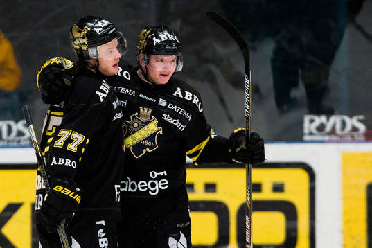 s Jacob Spångberg gratuleras av AIK:s Jonathan Léman