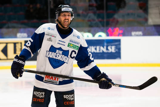 Karlskogas Martin Thelander ser deppig ut