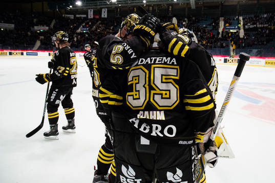 s Simon Fredriksson och AIK:s Eric Norin kramar om AIK:s