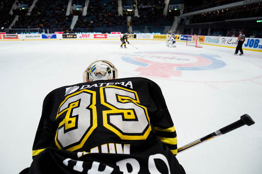 s målvakt Robin Rahm följer straffläggningen