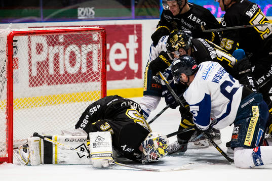 s målvakt Robin Rahm tar hand om pucken framför