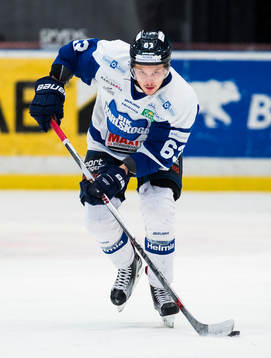 Karlskogas Theodor Lennnström med pucken
